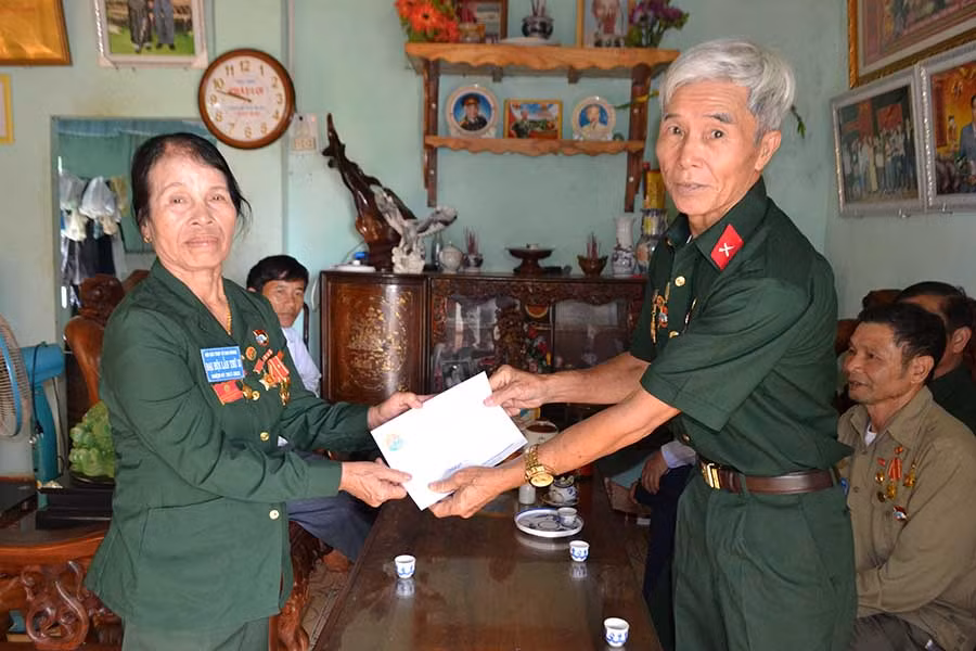  1 Ban Liên lạc Hội Truyền thống Trường Sơn-đường Hồ Chí Minh Gia Lai tặng quà cho gia đình hội viên Nguyễn Thị Thủy xã Đak Krông. Ảnh: Lê Nam