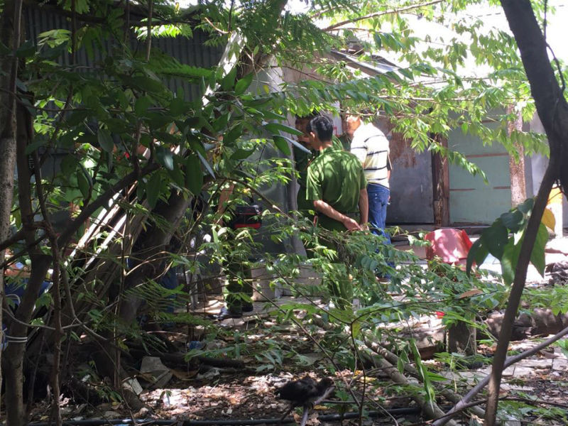 Công an khám nghiệm hiện trường nơi ông T tử vong Công an khám nghiệm hiện trường nơi ông T tử vong