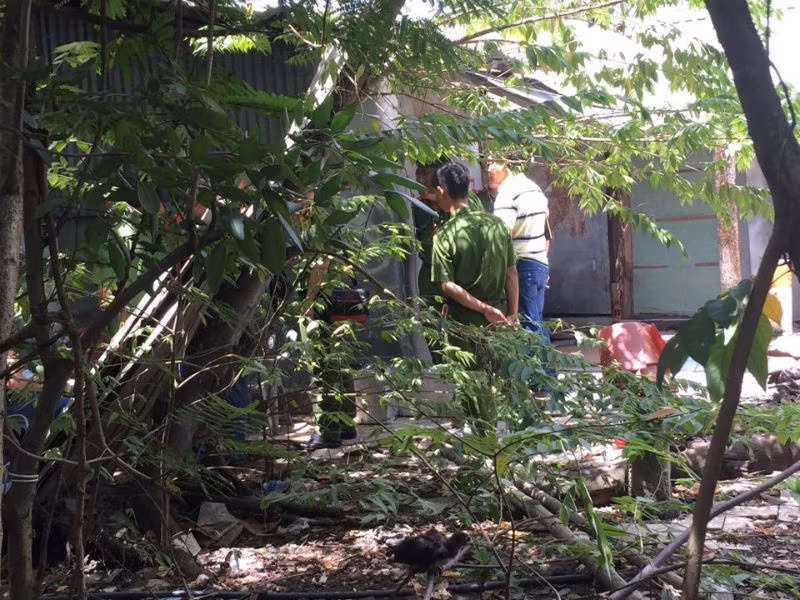 Công an khám nghiệm hiện trường nơi ông T tử vong