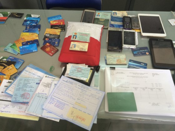 Tang vật thu được từ đường dây lừa đảo qua mạng xã hội