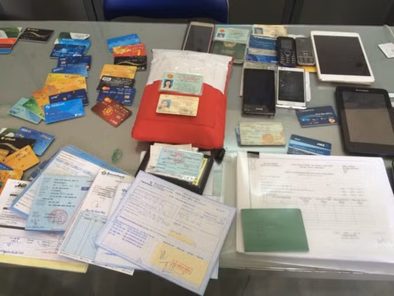 Tang vật thu được từ đường dây lừa đảo qua mạng xã hội Tang vật thu được từ đường dây lừa đảo qua mạng xã hội
