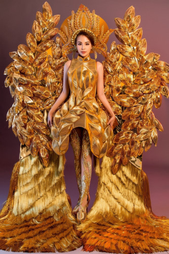 Người đẹp Bảo Ngọc sinh năm 1993 là một gương mặt khá quen thuộc với nhiều cuộc thi nhan sắc trước đó và để lại thành tích khá ấn tượng: Top 100 Miss Teen 2010, Top 20 Miss Cuxi Yamaha, Đại sứ miền Nam PNJSilver 2011,…