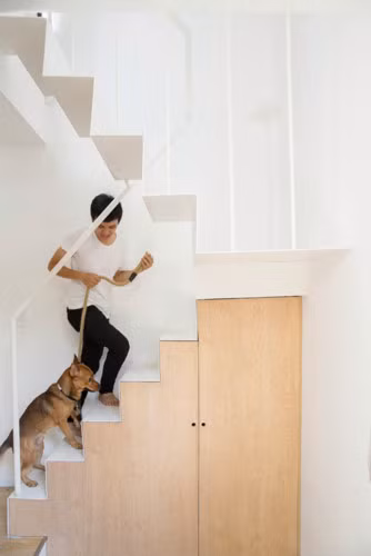 Do diện tích khá khiêm tốn nên những không gian trống trong căn nhà đều được tận dụng để làm nơi cất trữ đồ đạc.