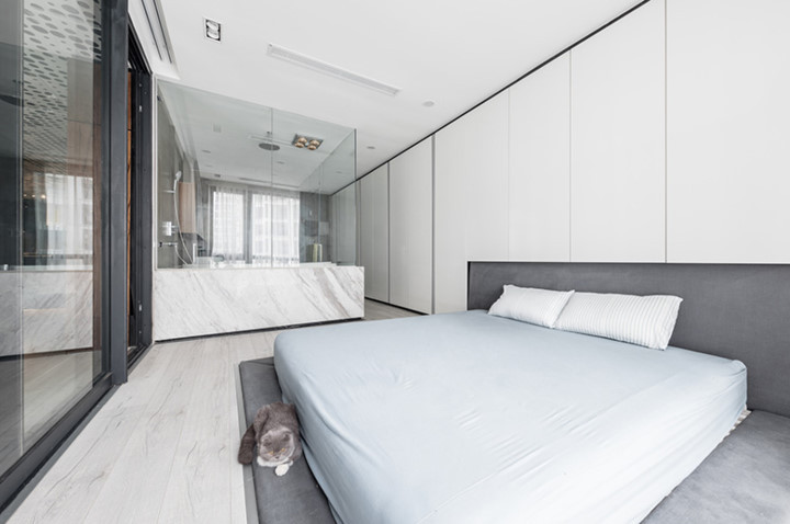 Nội thất phòng ngủ chính đơn giản nhưng không kém phần sang trọng.