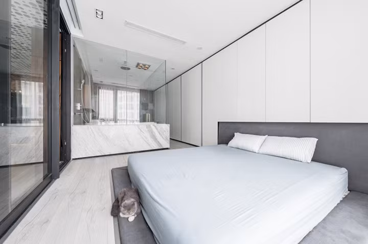 Nội thất phòng ngủ chính đơn giản nhưng không kém phần sang trọng.