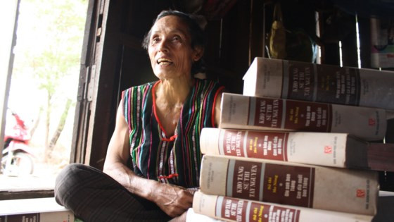Nghệ nhân K’lung - người duy nhất còn giữ trong lòng 20 bài sử thi chưa thu băng. Nghệ nhân K’lung - người duy nhất còn giữ trong lòng 20 bài sử thi chưa thu băng.