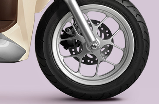 Lead mới được trang bị lốp không săm giúp người lái an tâm hơn giúp tránh bị xuống hơi đột ngột khi bị thủng, cùng với đó là hệ thống phanh kết hợp và công tắc chân chống bên tiện lợi.  Lead mới được trang bị lốp không săm giúp người lái an tâm hơn giúp tránh bị xuống hơi đột ngột khi bị thủng, cùng với đó là hệ thống phanh kết hợp và công tắc chân chống bên tiện lợi.