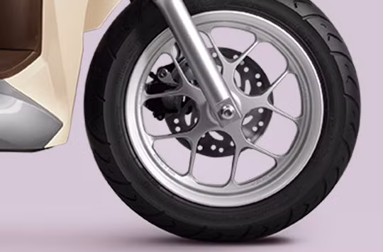  Lead mới được trang bị lốp không săm giúp người lái an tâm hơn giúp tránh bị xuống hơi đột ngột khi bị thủng, cùng với đó là hệ thống phanh kết hợp và công tắc chân chống bên tiện lợi.