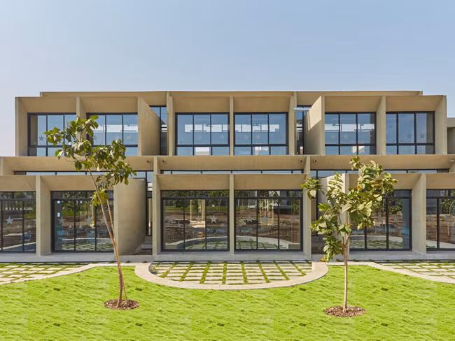 Trường Wockhardt Global ở Aurangabad (Ấn Độ) kết hợp hài hòa giữa thiên nhiên bên ngoài và nội thất bên trong. Trường có những ô thông gió lớn trên trần nhà để luồng không khí lùa vào từng phòng học.