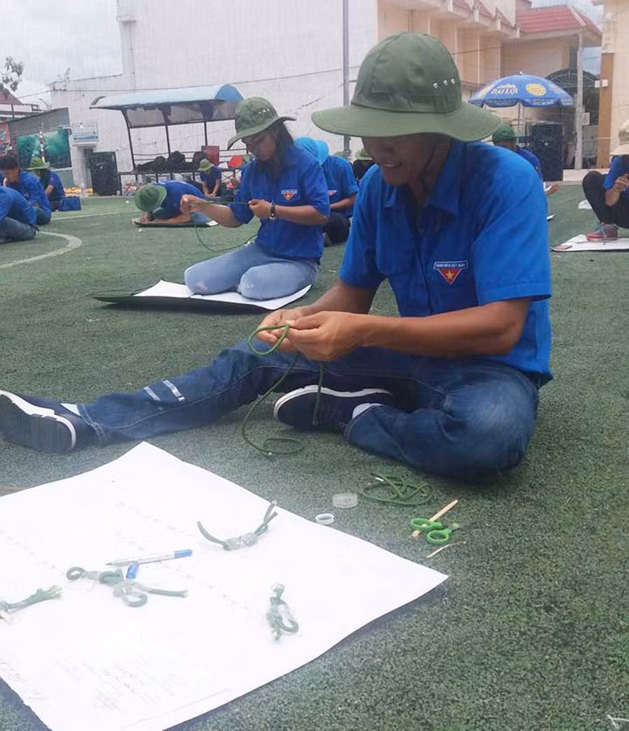  Phần thi thắt nút dây. Ảnh: Hà Duyệt