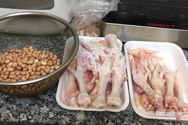  Chuẩn bị: chân gà (3 cặp), lạc khô 3 bát. Lưu ý, mọi người có thể lấy chân gà ta hoặc chân gà công nghiệp đều được. Ảnh: Tâm sự gia đình.