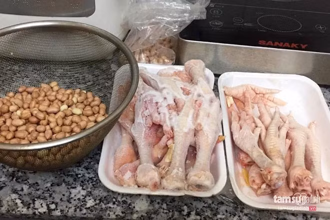  Chuẩn bị: chân gà (3 cặp), lạc khô 3 bát. Lưu ý, mọi người có thể lấy chân gà ta hoặc chân gà công nghiệp đều được. Ảnh: Tâm sự gia đình.