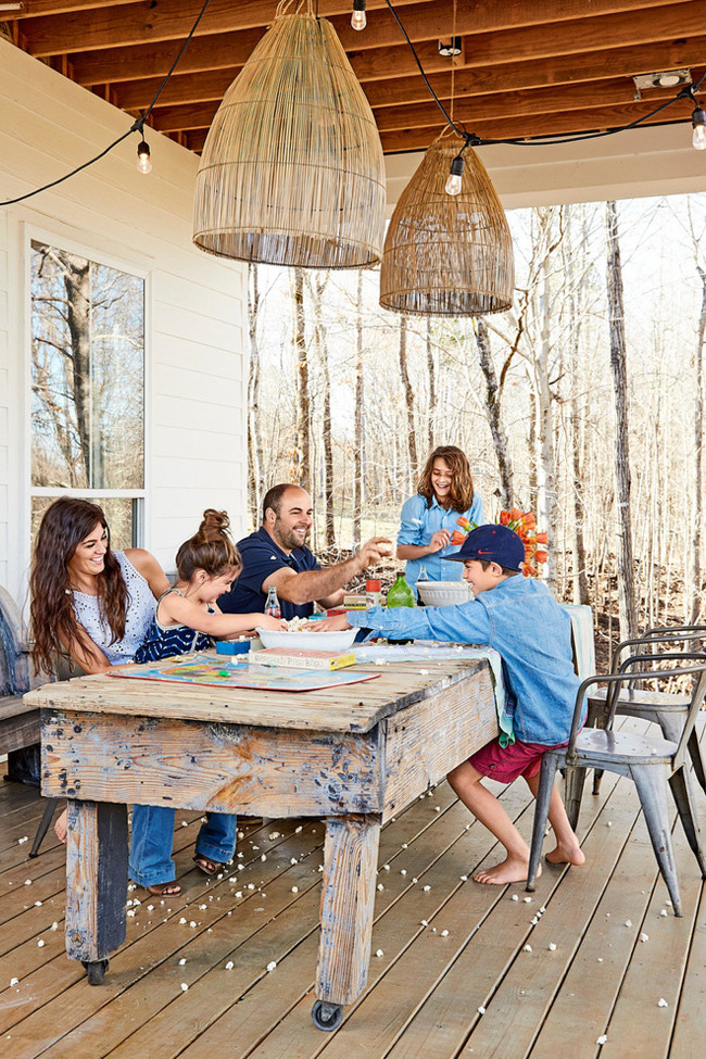 Khoảng hiên rộng sau nhà được sử dụng làm không gian giải trí và sinh hoạt chung của cả gia đình. Khoảng hiên rộng sau nhà được sử dụng làm không gian giải trí và sinh hoạt chung của cả gia đình.