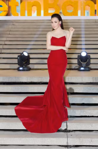 Chọn cho mình một thiết kế đến từ David Wong, Hồ Quỳnh Hương đẹp lộng lẫy như một đóa hồng tuyệt sắc tại một sự kiện mới đây.