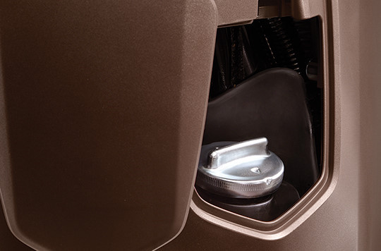 Cửa đổ xăng thông minh ở chính giữa thân trước nay được thay đổi cơ chế giúp người dùng sử dụng dễ dàng và nhanh chóng hơn. Cửa đổ xăng thông minh ở chính giữa thân trước nay được thay đổi cơ chế giúp người dùng sử dụng dễ dàng và nhanh chóng hơn.