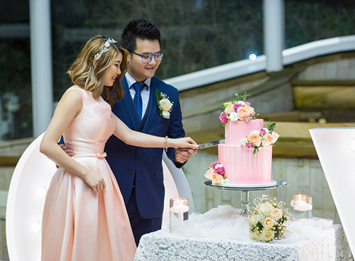 Đám cưới của cả hai được tổ chức sau 3 năm yêu nhau Đám cưới của cả hai được tổ chức sau 3 năm yêu nhau