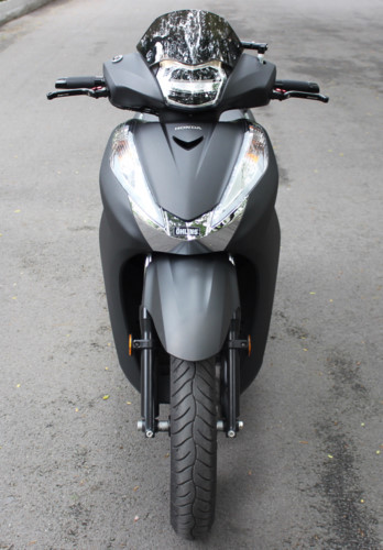  Phần đầu SH300i được trang bị hệ thống đèn pha LED đồng bộ, phía trên được ốp thêm kính chắn gió Ziphat.