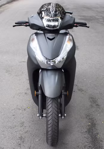  Phần đầu SH300i được trang bị hệ thống đèn pha LED đồng bộ, phía trên được ốp thêm kính chắn gió Ziphat.