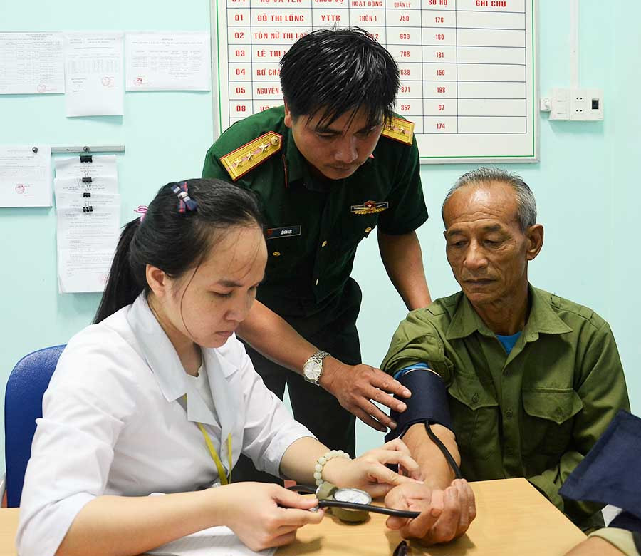  Khám bệnh cho người dân xã Nghĩa Hòa. Ảnh: P.L