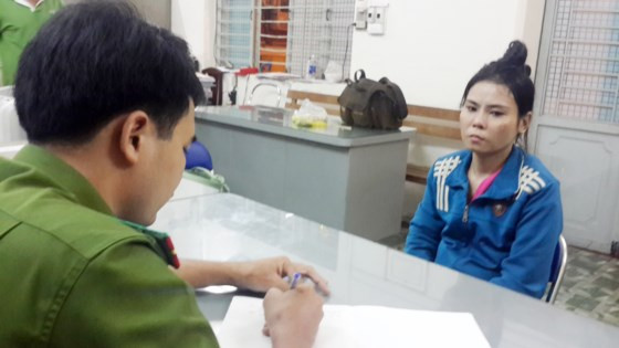 Trần Thị Tuyết Phong khai nhận hành vi làm thẻ tài khoản cung cấp cho Ngoan. Trần Thị Tuyết Phong khai nhận hành vi làm thẻ tài khoản cung cấp cho Ngoan.