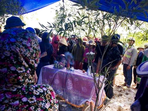 Gia đình tiến hành chôn cất thi thể cháu Nghĩa Gia đình tiến hành chôn cất thi thể cháu Nghĩa