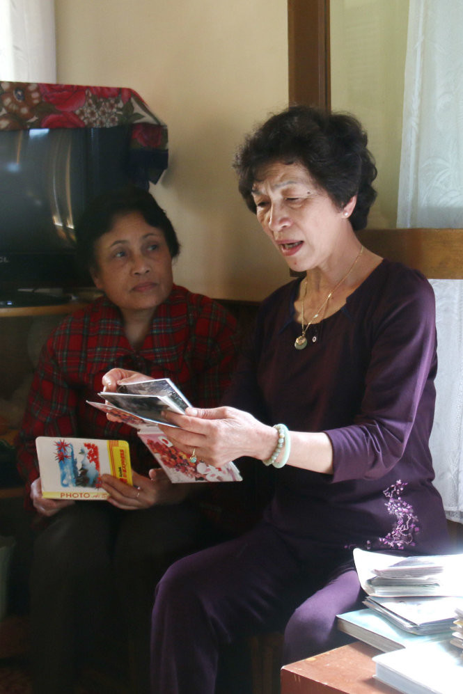 Niềm vui tuổi già của hai người mẹ Hồ Thị Thanh Tùng (trái) và mẹ Võ Thị Đào là ngắm lại những bức ảnh của các con mình đã nuôi dưỡng
