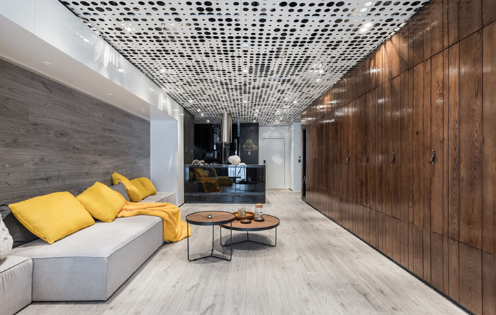 Phòng khách rộng rãi được tiết kế theo phong cách hiện đại, sử dụng những tông màu tương phản.