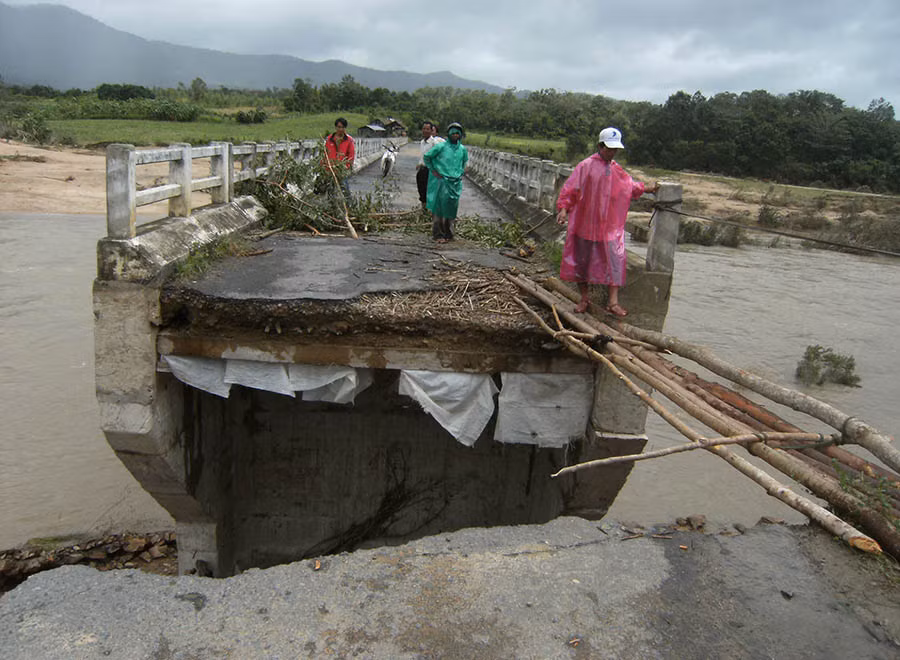 Cầu Đak Pơ Kơ nối trung tâm huyện Kông Chro với các xã Đak Kơ Ning, Sró từng bị mưa lũ tàn phá. Ảnh: L.A