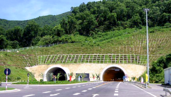 Hầm đường bộ qua đèo Hải vân.