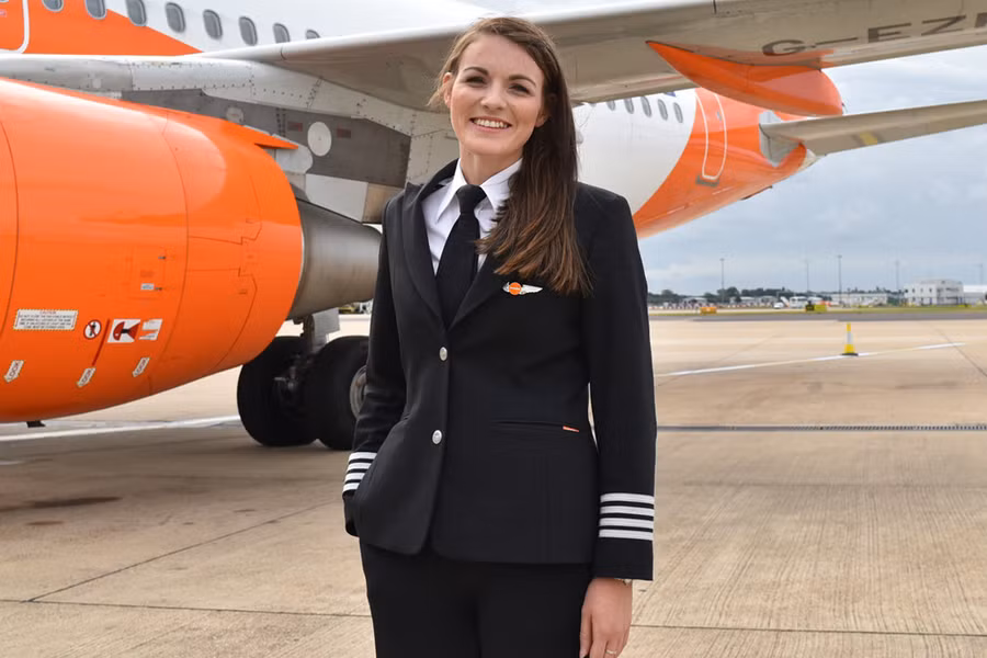 Kate McWilliams (27 tuổi, Anh) trở thành nữ cơ trưởng lái máy bay dân dụng trẻ nhất thế giới khi mới ở tuổi 26, BBC đưa tin. 9X bắt đầu học lái máy bay vào năm 13 tuổi. 16 tuổi, cô có chuyến bay một mình đầu tiên. 19 tuổi, Kate tham gia khóa đào tạo phi công, 21 tuổi, cô trở thành cơ phó của hãng hàng không giá rẻ EasyJet. 5 năm sau, cô là cơ trưởng sau khi vượt qua khóa đào tạo chỉ huy của hãng này. Ảnh: Independent. Kate McWilliams (27 tuổi, Anh) trở thành nữ cơ trưởng lái máy bay dân dụng trẻ nhất thế giới khi mới ở tuổi 26, BBC đưa tin. 9X bắt đầu học lái máy bay vào năm 13 tuổi. 16 tuổi, cô có chuyến bay một mình đầu tiên. 19 tuổi, Kate tham gia khóa đào tạo phi công, 21 tuổi, cô trở thành cơ phó của hãng hàng không giá rẻ EasyJet. 5 năm sau, cô là cơ trưởng sau khi vượt qua khóa đào tạo chỉ huy của hãng này. Ảnh: Independent.