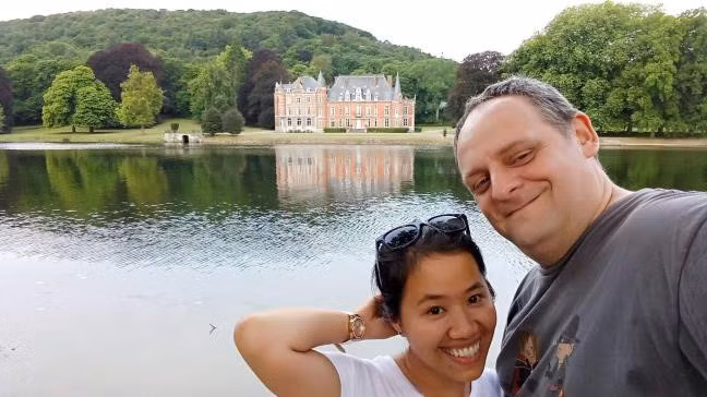 Họ đã vượt qua bao khó khăn, thử thách để nắm tay nhau đi đến cuối cuộc đời