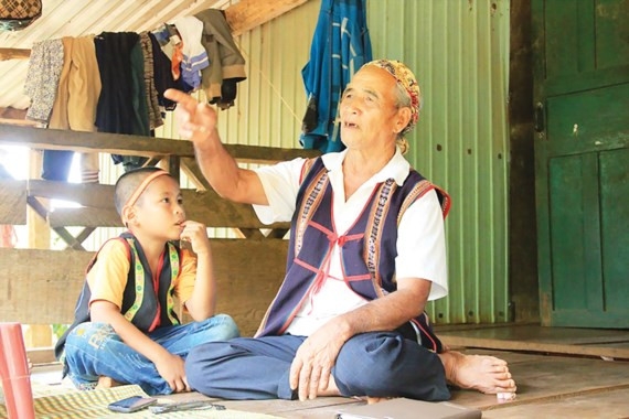 Ông Rơ Châm Nha lo lắng kể khan thất truyền vì lớp trẻ không mặn mà. Ông Rơ Châm Nha lo lắng kể khan thất truyền vì lớp trẻ không mặn mà.