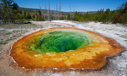 Hồ Morning Glory bắt nguồn từ một mạch phun nước nóng ở Công viên quốc gia Yellowstone, Wyoming, Mỹ. Hồ có màu sắc sặc sỡ do vi khuẩn chịu nhiệt (thermophile) phát triển mạnh ở nhiệt độ khắc nghiệt. Ảnh: iStock. Hồ Morning Glory bắt nguồn từ một mạch phun nước nóng ở Công viên quốc gia Yellowstone, Wyoming, Mỹ. Hồ có màu sắc sặc sỡ do vi khuẩn chịu nhiệt (thermophile) phát triển mạnh ở nhiệt độ khắc nghiệt. Ảnh: iStock.