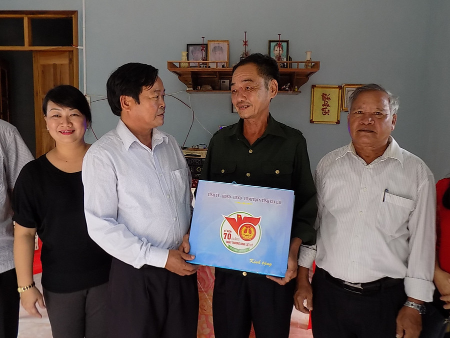 Thăm gia đình Thương binh Phạm Văn Thắng xã Ia Grăng. Ảnh: T.N