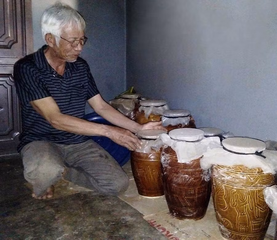  Những ché rượu “lẩu siêu” được ông Lô Quốc Hợi cất giữ cẩn thận. Ảnh: D.Y.T