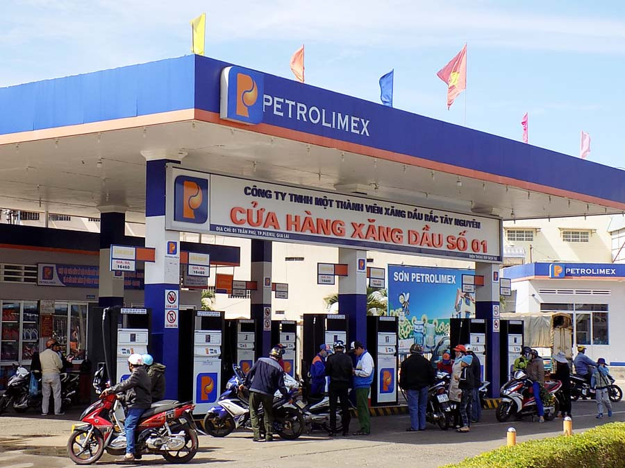 Hệ thống bán lẻ xăng dầu trên địa bàn tỉnh chuẩn bị đưa xăng sinh học E5 RON92 vào phục vụ tiêu dùng trên thị trường. Ảnh: T.N  Hệ thống bán lẻ xăng dầu trên địa bàn tỉnh chuẩn bị đưa xăng sinh học E5 RON92 vào phục vụ tiêu dùng trên thị trường. Ảnh: T.N