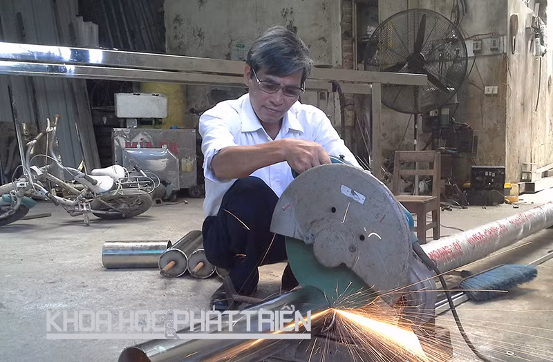 Ông Bùi Đỗ Hậu tại xưởng chế tạo của mình.