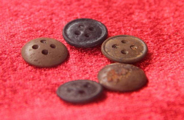 Nhiều cúc áo được phát hiện.