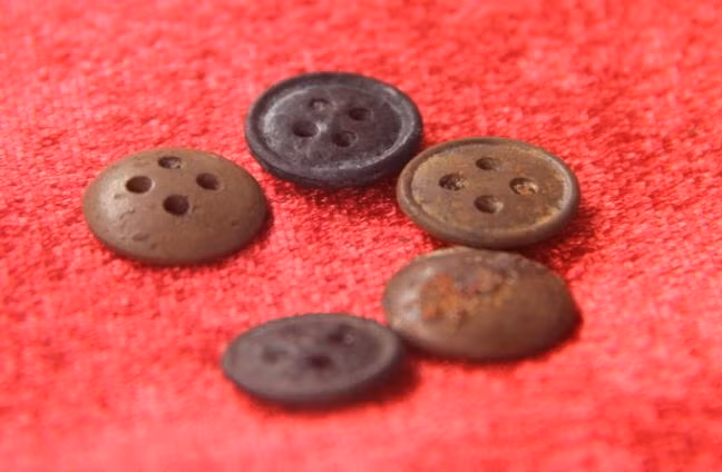 Nhiều cúc áo được phát hiện.