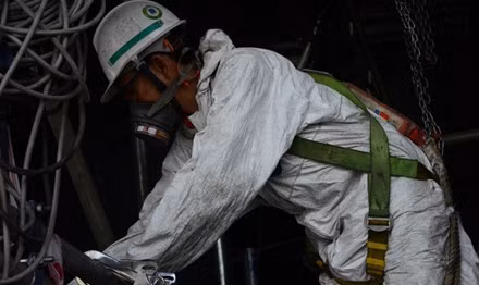 Anh Tú đeo bảo hộ lao động trước giờ vào ca.