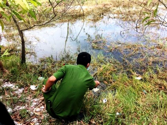 Khu vực hồ nước nơi phát hiện thi thể cháu Nghĩa Khu vực hồ nước nơi phát hiện thi thể cháu Nghĩa