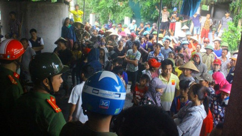 Hàng trăm người dân vây kín ngôi nhà chứa đối tượng tình nghi bắt cóc trẻ em. Hàng trăm người dân vây kín ngôi nhà chứa đối tượng tình nghi bắt cóc trẻ em.