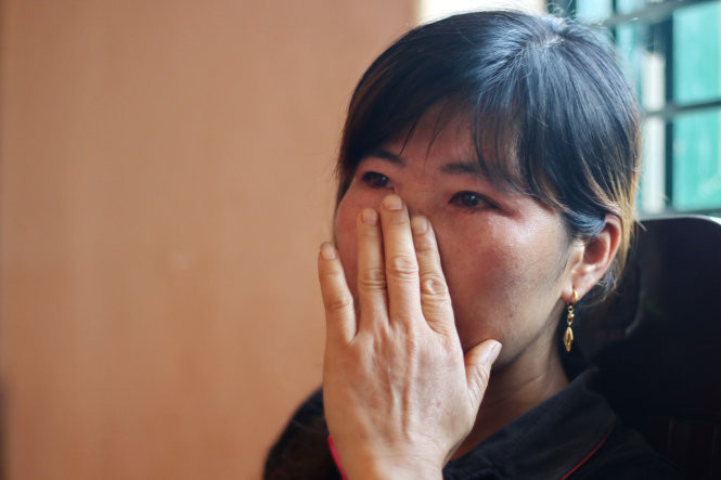 Chị Lò Thị Tím bật khóc khi kể về hoàn cảnh khổ sở của những đứa con mình chăm sóc