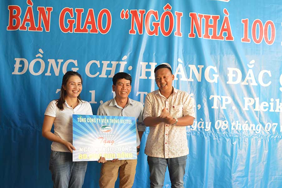  Phó Giám đốc Chi nhánh Viettel trao số tiền hỗ trợ 80 triệu đồng. Ảnh: Anh Huy