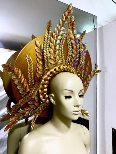 Chiếc mấn vàng là sự kết hợp hòa quyện giữa những hạt lúa vàng ươm cùng với cảm hứng từ bộ môn nghệ thuật truyền thống cải lương là một điểm nhấn đặc biệt trong bộ trang phục truyền thống lần này. Và đi cùng tà áo dài là một sự hoàn hảo hơn bao giờ hết.