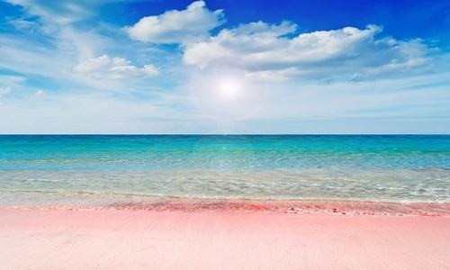 Bãi biển Spiaggia Rosa, Sardinia, Italy, có bãi cát màu hồng tuyệt đẹp do chứa vô số mảnh san hô và vỏ sò. Khu vực này hiện được xem như một phần của khu bảo tồn hải dương quốc gia. Ảnh: iStock.  Bãi biển Spiaggia Rosa, Sardinia, Italy, có bãi cát màu hồng tuyệt đẹp do chứa vô số mảnh san hô và vỏ sò. Khu vực này hiện được xem như một phần của khu bảo tồn hải dương quốc gia. Ảnh: iStock.