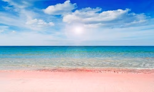 Bãi biển Spiaggia Rosa, Sardinia, Italy, có bãi cát màu hồng tuyệt đẹp do chứa vô số mảnh san hô và vỏ sò. Khu vực này hiện được xem như một phần của khu bảo tồn hải dương quốc gia. Ảnh: iStock. Bãi biển Spiaggia Rosa, Sardinia, Italy, có bãi cát màu hồng tuyệt đẹp do chứa vô số mảnh san hô và vỏ sò. Khu vực này hiện được xem như một phần của khu bảo tồn hải dương quốc gia. Ảnh: iStock.