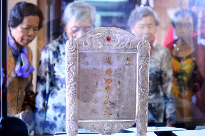 Trấn phong bằng bạc, chữ mạ vàng trang trí trong thư phòng triều đình thu hút khách tham quan. Vật dụng được Ngự xưởng chế tác nhân dịp Hoàng đế Bảo Đại sinh nhật 40 tuổi – “Vạn thọ tứ tuần đại khánh”