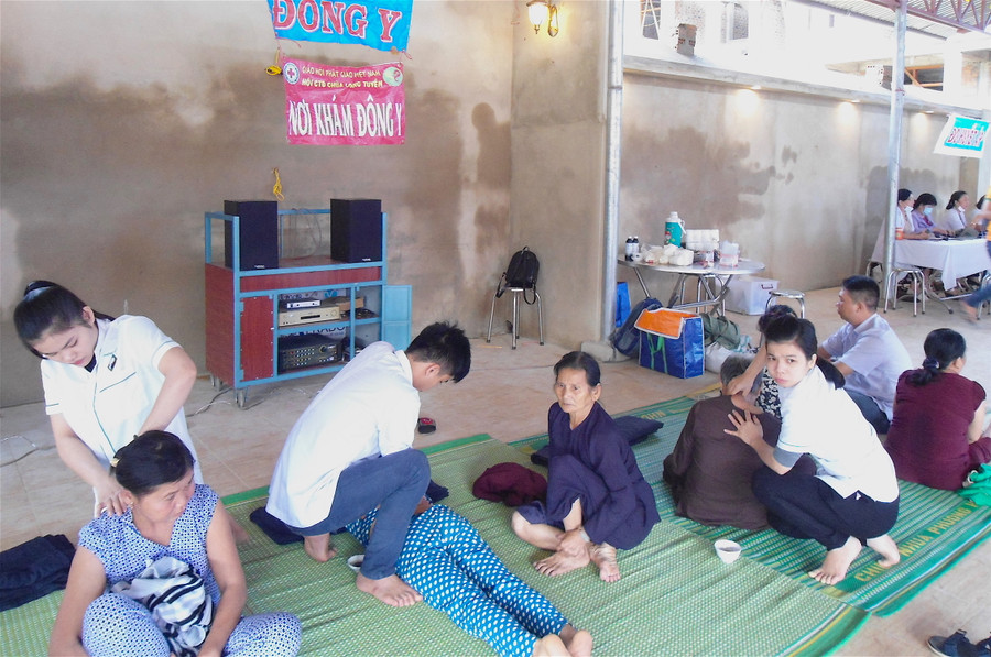 Bà con được các bác sĩ đông y xoa bóp, bấm huyệt và bó thuốc. Ảnh: Hồng Thi