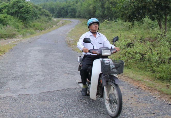 Ông Trường với con đường ngày xưa ông bỏ tiền ra làm để cuộc sống của người dân bớt khó khăn. Ông Trường với con đường ngày xưa ông bỏ tiền ra làm để cuộc sống của người dân bớt khó khăn.